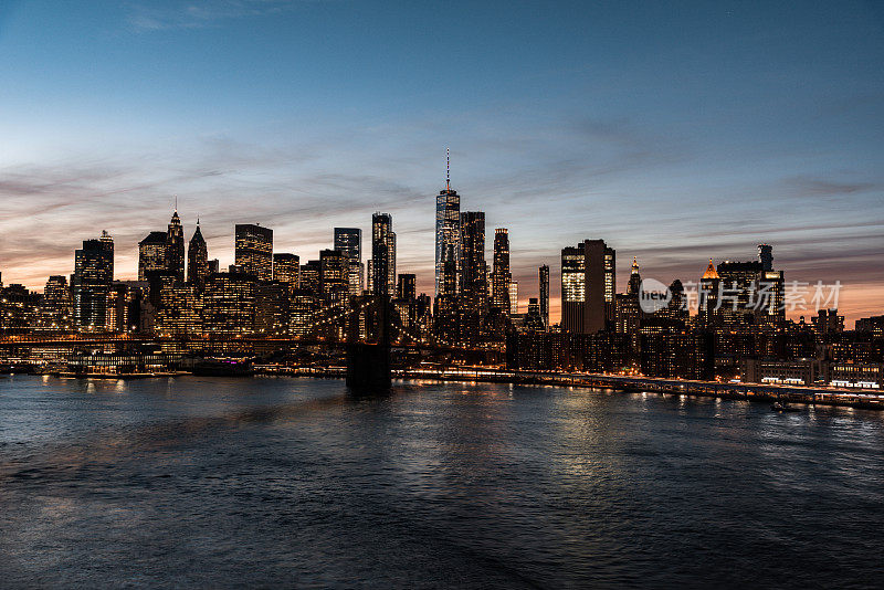 夜间曼哈顿市区天际线的鸟瞰图/ NYC